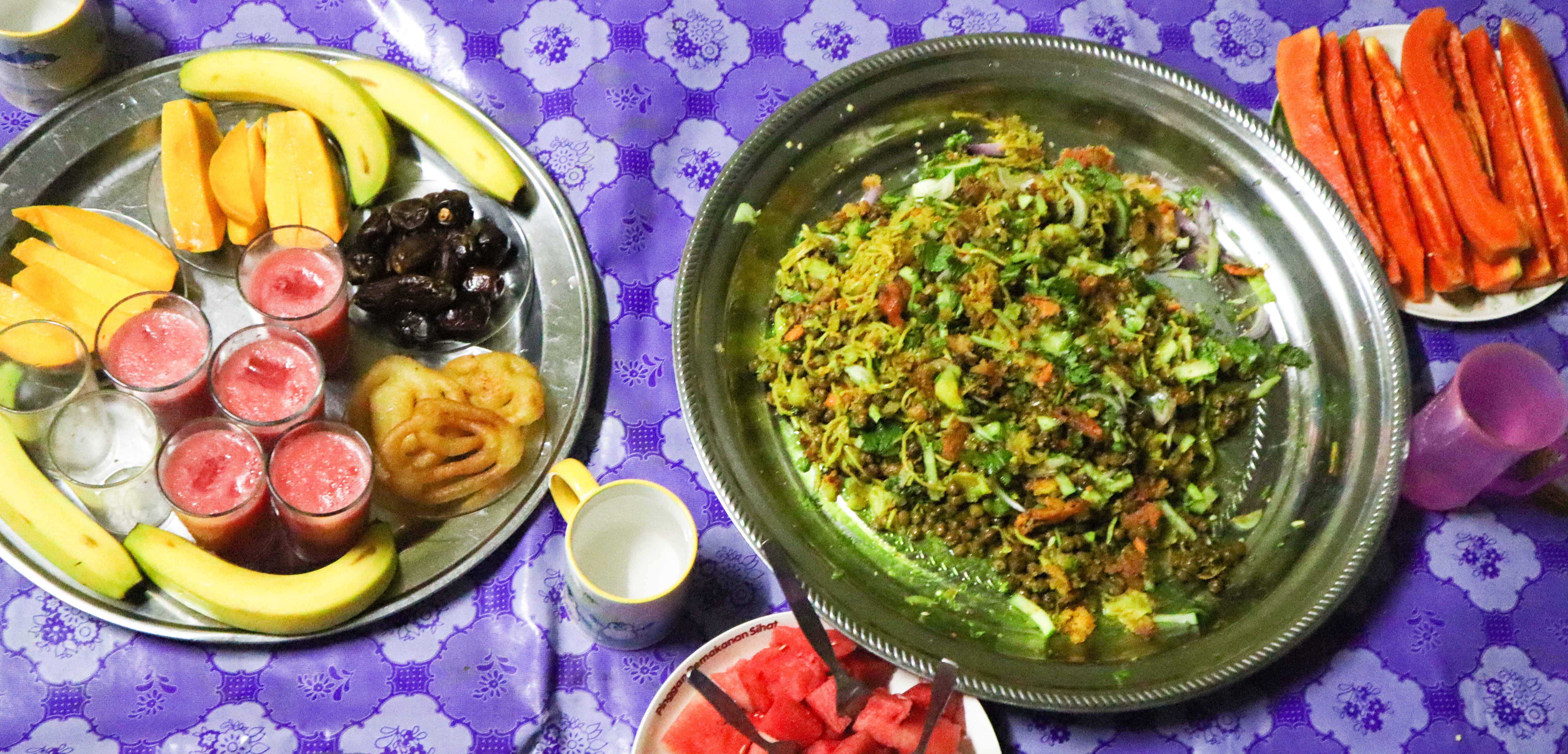 Dhanusa, a traditional Rohingya dish made from chickpeas, cucumber, crackers and rice