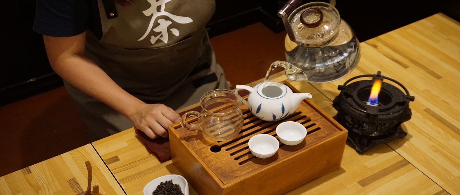 The tea ceremony to prepare the pot of tea @ Purple Cane, Jalan Panggong 