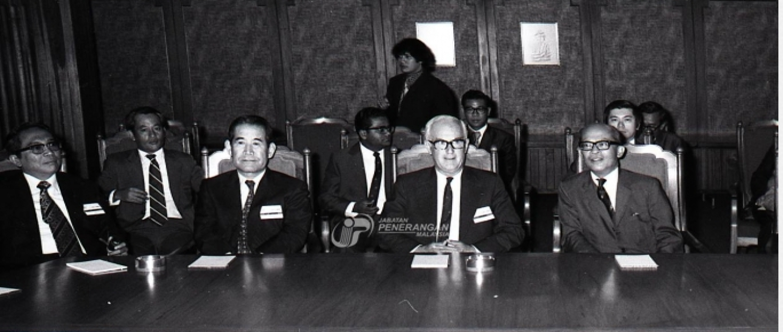 Garvenor of Bank Negara, Tan Sri Ismail Ali during a visit by Asian Development Bank delegates attending a briefing for Central Banks at Bank Negara Malaysia, Kuala Lumpur. 26.4.1974