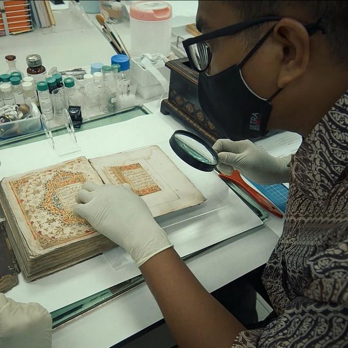 Curator at the Islamic Arts Museum
