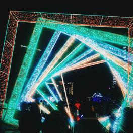 Night stroll through acrobatic lights