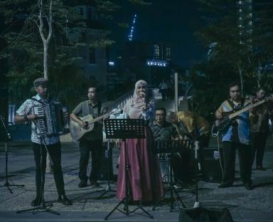 Live band entertaining passers by 